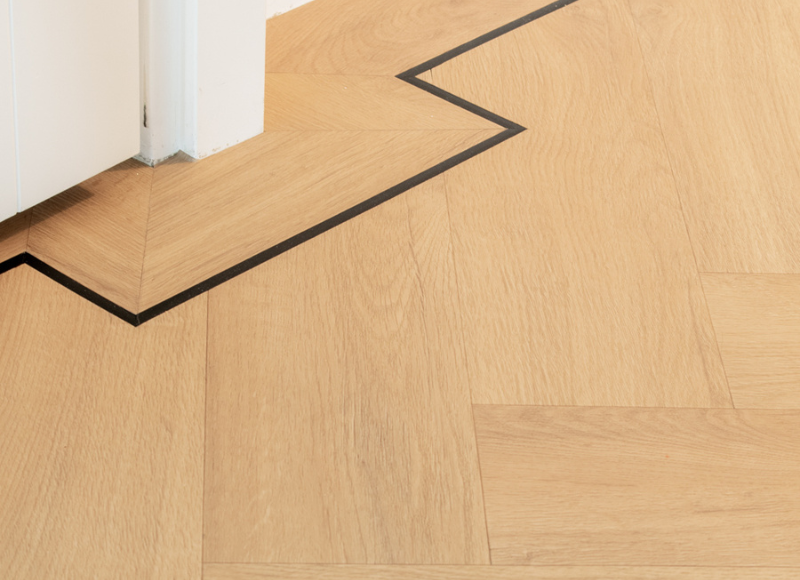 Visgraat vloer met band en bies