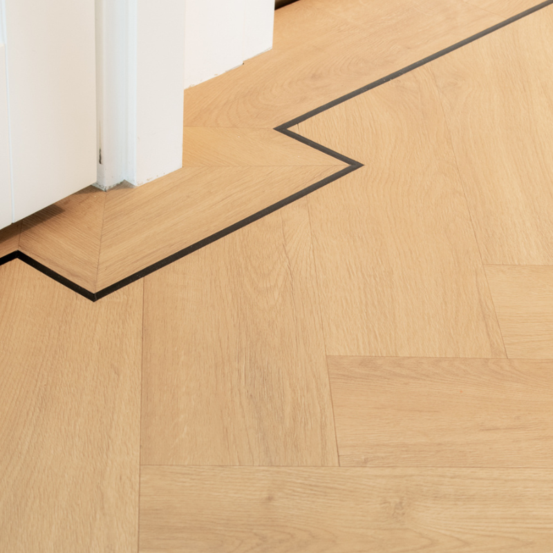 Visgraat vloer met band en bies